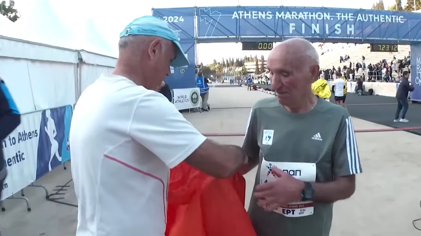 Возраст - это просто цифра! 88-летний мужчина пробежал 40-километровый марафон (фото)